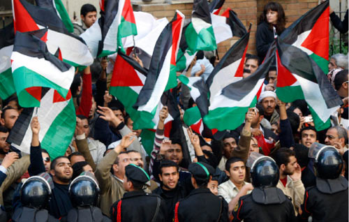 متظاهرون مصريون امام نقابة الصحافة المصريّة في القاهرة يندّدون بالعدوان الإسرائيلي على غزّة (ناصر نوري ــ رويترز)