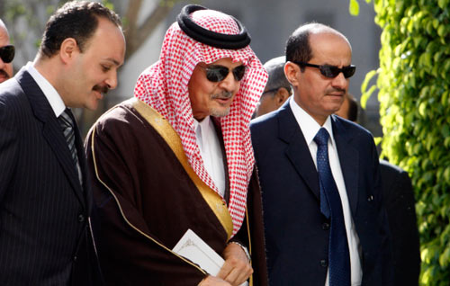 الفيصل يتّجه إلى مقر الاجتماع في القاهرة أمس (ناصر نوري ـــ رويترز)