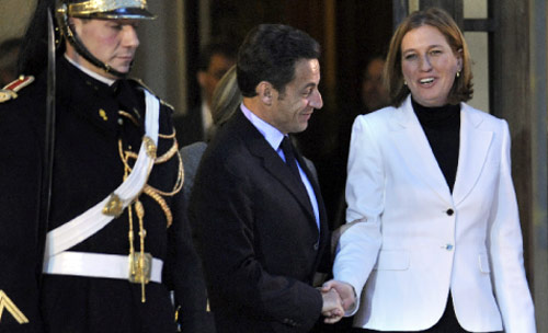 ساركوزي يصافح ليفني بعد اجتماعهما في قصر الإليزيه أوّل من أمس (ستيفاني دو ساكوتان ــ أ ف ب)