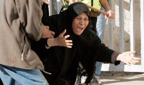 تبكي ابنها الشهيد في أحد مستشفيات شمالي غزّة أمس (إسماعيل زايده ـــ رويترز)