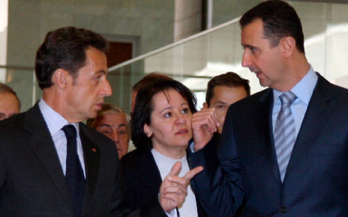 ساركوزي خلال لقائه الأسد (خالد الحريري ــ رويترز)