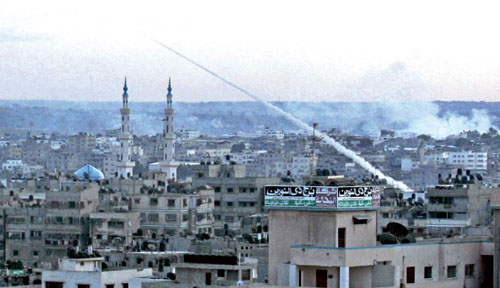 صاروخ للمقاومة ينطلق من أحد أحياء غزة (حاتم موسى ــ أ ب)
