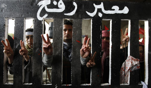 مجسم لبوابة معبر رفح رسمت على شكل سجن ووقف متظاهرون خلفها خلال نشاط لدعم غزة في بيروت (جوزيف براك - أ ف ب)