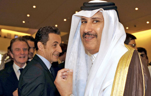 رئيس الوزراء القطري حمد بن جاسم وساركوزي وكوشنير خلال حضورهم مؤتمر للأمم المتحدة حول الاقتصاد في الدوحة قبل أسبوعين (جيرارد سيرلز - أ ف ب)