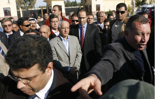 جمال مبارك خلال زيارته لمعبر رفح أمس (خالد دسوقي ـ أ ف ب)
