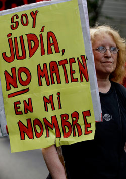 أرجنتينية تحمل لافتة: «أنا يهوديّة لا تقتلوا باسمي» في بوينس أيرس أمس (ناتاشا بيسارنكو ـــ أ ب)