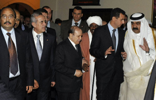 حمد بن خليفة والأسد والبشير وبوتفليقة وسليمان يدخلون قاعة القمّة في الدوحة أمس (دالاتي ونهرا)