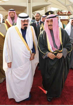 الملك السعودي ورئيس الحكومة الكويتي في قمة الكويت أمس (رويترز)