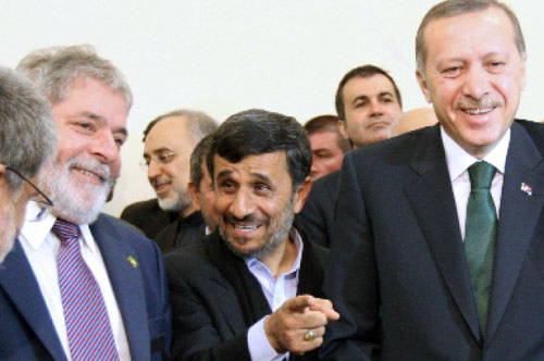 نجاد يتوسّط أردوغان ولولا دا سيلفا في طهران أمس (عطا كناره ـــ أ ف ب)