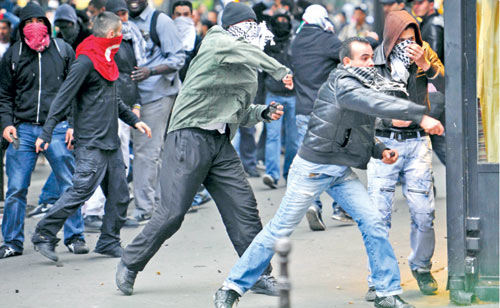 مواجهات خلال تظاهرة قرب السفارة الإسرائيلية في باريس (فيليب فوجازار ــ رويترز)