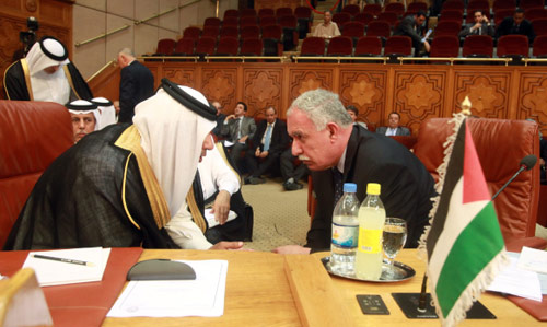 مشاورات جانبيّة بين رياض المالكي وحمد بن جاسم آل ثاني خلال اجتماع الوزراء العرب في القاهرة أمس (صهيب سالم - رويترز)