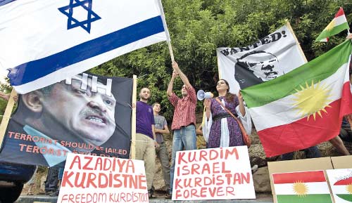 اسرائيليون يتظاهرون أمام السفارة التركية في تل أبيب أمس رافعين الأعلام الكردية وشعارات «كردستان الى الأبد» (جاك غوز - أ ف ب)