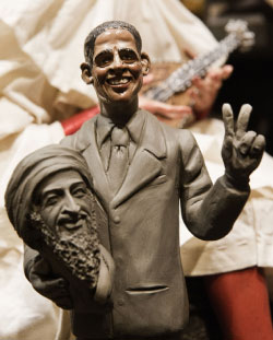 مجسم لأوباما جاملاً رأس بن لادن ويرفع شارة النصر في ايطاليا أمس (أنا موناكو ـ أ ف ب)