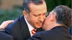 السنيورة معانقاً اردوغان لدى زيارته بيروت الشهر الماضي (أ ف ب)