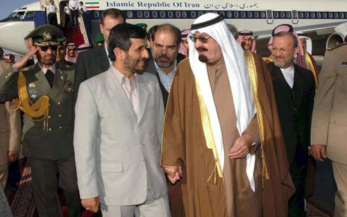 الملك عبدالله ونجاد في مطار الرياض أول من أمس (أ ب)
