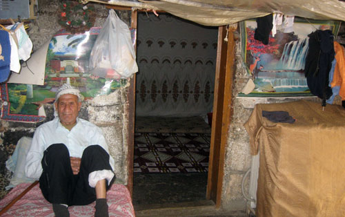 والد أبي هريرة داخل منزله في طرابلس
