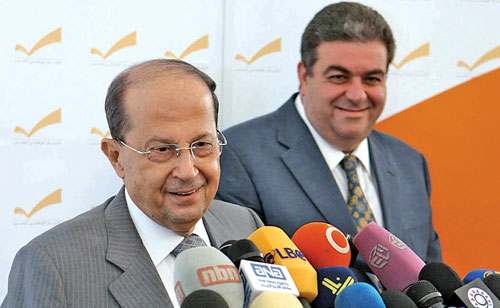 عون والنائب المنتخب كميل خوري خلال المؤتمر الصحافي في الرابية (شربل نخول)