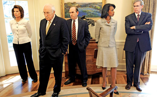 هادلي، رايس، إليوت إبرامز، تشيني، وغودمان ينتظرون انتهاء لقاء بوش والحريري (مونسيفياس ــ أ ب)