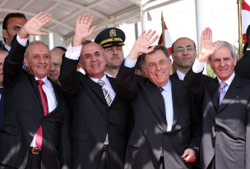 صلّوخ والرؤساء الثلاثة يودّعون الرئيس الفرنسي نيكولا ساركوزي في مطار بيروت (أرشيف)