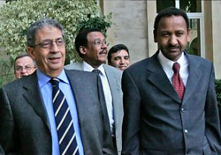 اسماعيل وموسى وخلفهما السفير السوداني في السرايا (وائل اللادقي)
