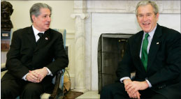 بوش والجميل في البيت الأبيض (أ ب)