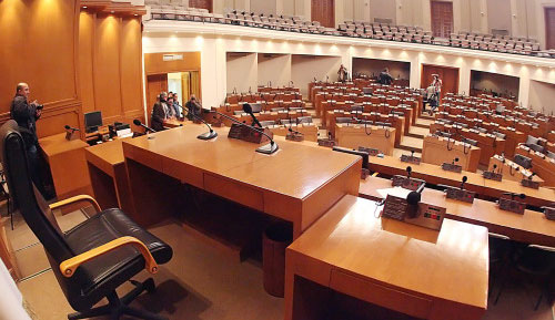 كراسي الرئاسة والنواب في انتظار التوافق السياسي لملئها (هيثم الموسوي)