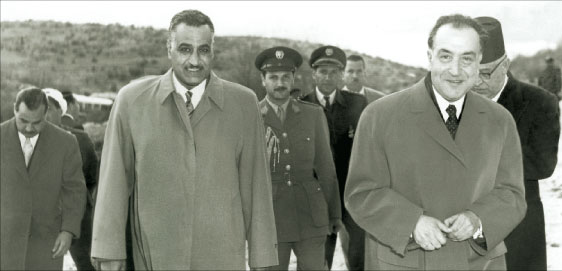 الرئيسان فؤاد شهاب وجمال عبد الناصر في طريقهما الى اجتماع الخيمة على الحدود اللبنانية ــ السورية