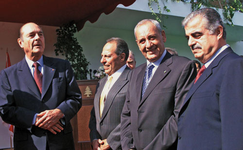 الرؤساء الثلاثة اميل لحود ونبيه بري ورفيق الحريري في استقبال الرئيس جاك شيراك لدى زيارته للبنان عام 2002  (ا ف