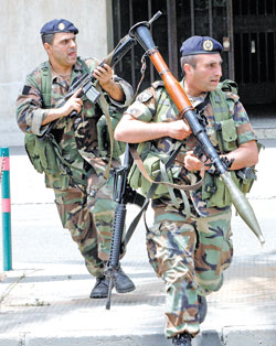 جنديان أثناء المواجهات في طرابلس (بلال جاويش)