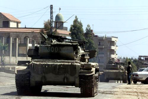 دبابات إسرائيلية تغادر الأراضي اللبنانية عام 2000 (أرشيف - أ ف ب)