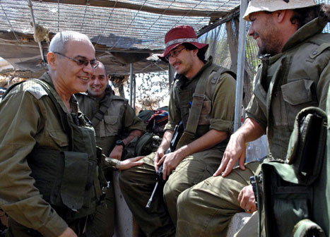 رئيس الأركان الإسرائيلي دان حالوتس أثناء جولة على جنوده بالقرب من الحدود اللبنانية خلال حرب تموز (أرشيف - رويترز) 