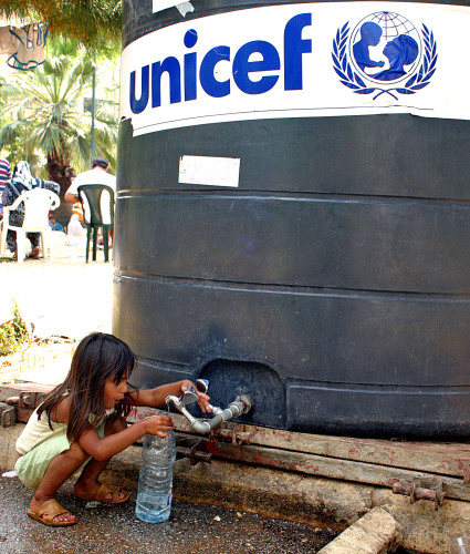 خزّانات المياه المتنقّلة التي وفّرتها وكالات الأمم المتحدة للمشرّدين خلال الحرب وبعدها (أرشيف - مروان طحطح)