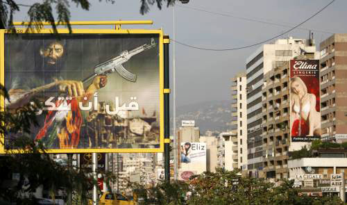 اعلانات في بيروت تحذر من تكرار الحرب (جمال السعيدي ــ رويترز)