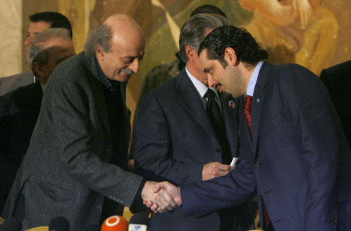 الحريري وجنبلاط في اجتماع قوى 14 آذار في الفينيسيا أمس (مروان طحطح)