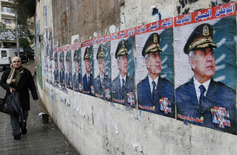ملصقات للعماد ميشال سليمان في شوارع بيروت (شريف كريم ــ رويترز)