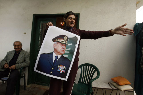 صورة لقائد الجيش داخل أحد منازل مسقط رأسه عمشيت (باتريك باز ــ أ ف ب)