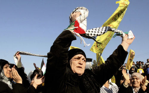 نساء فلسطينيات يرقصن في مخيم عين الحلوة في ذكرى تأسيس حركة فتح  (محمد الزعتري ــ أ ب)