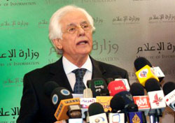 وزير الإعلام السوري محسن بلال في مؤتمره الصحافي (إي بي أي)