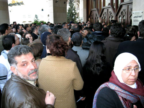 «صحّ النوم»: مئات المواطنين السوريين ينتظرون أمام دار الأوبرا لشراء بطاقاتهم (رمزي حيدر - أ ف ب)