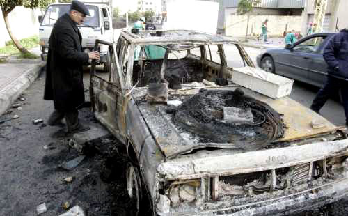 يتفقّد سيّارته المحروقة بعد أحداث مار مخايل (محمد عزاقير ـ رويترز