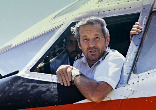 ربّان الـ «تي دبليو أي» يتحدث إلى الصحافيين أثناء اختطاف الطائرة في بيروت عام 1985 (أرشيف - أ ف ب)