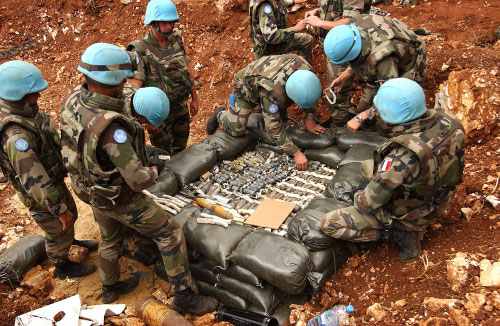 جنود فرنسيون يتحضرون لتفجير ألغام وقنابل عنقودية من مخلفات عدوان تموز (جهاد سقلاوي ــ أ ف ب)