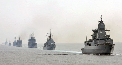 أسطول بحري دولي “يفصل” بين البوارج الأميركية والشاطئ اللبناني (حسين ملا ــ أ ب)