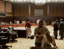 عمال ينجزون تحضير القاعة التي ستستضيف القمّة العربيّة في دمشق يومي 29 و 30 من الجاري (لؤي بشارة ـ أ ف ب)