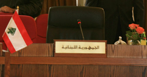 مقعد لبنان فارغاً خلال إجتماع وزراء الخارجية العرب في دمشق أمس (حسن عمار - أ ف ب)