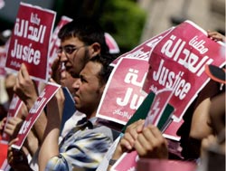 طلّاب مصريّون معظمهم ينتمي إلى جماعة الإخوان خلال احتجاج لـ«تحقيق العدالة» في القاهرة (عمر نبيل ـ أ ب)