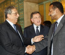 مستشار الرئيس السوداني وموسى وبينهما السنيورة في القاهرة أمس (أ ف ب)