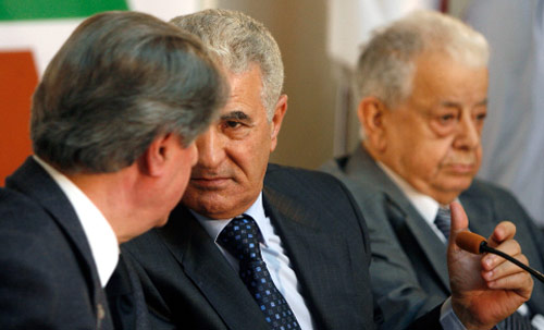 الرئيس الجميّل وزكي وعبد الصمد خلال ندوة الكتائب أمس (مروان طحطح)