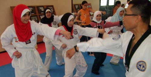 فتيات يتدربن على التايكواندو على يد عناصر الكتيبة الكورية الجنوبية الدولية في بلدة العباسية (جهاد سقلاوي ـ�
