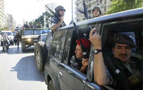 موكب للقوى الأمنية خلال الانتشار في طرابلس أمس (عمر إبراهيم ــ رويترز)